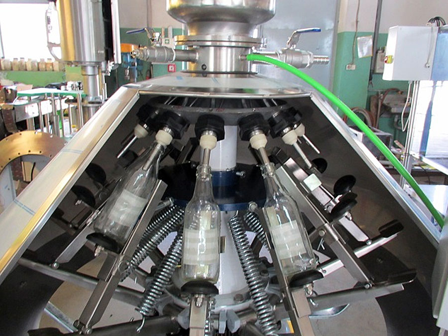 produzione, riparazione, assistenza di macchine e attrezzature per l'imbottigliamento di bevande e liquidi Polonia