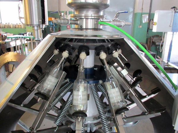 produzione, riparazione, assistenza di macchine e attrezzature per l'imbottigliamento di bevande e liquidi Polonia